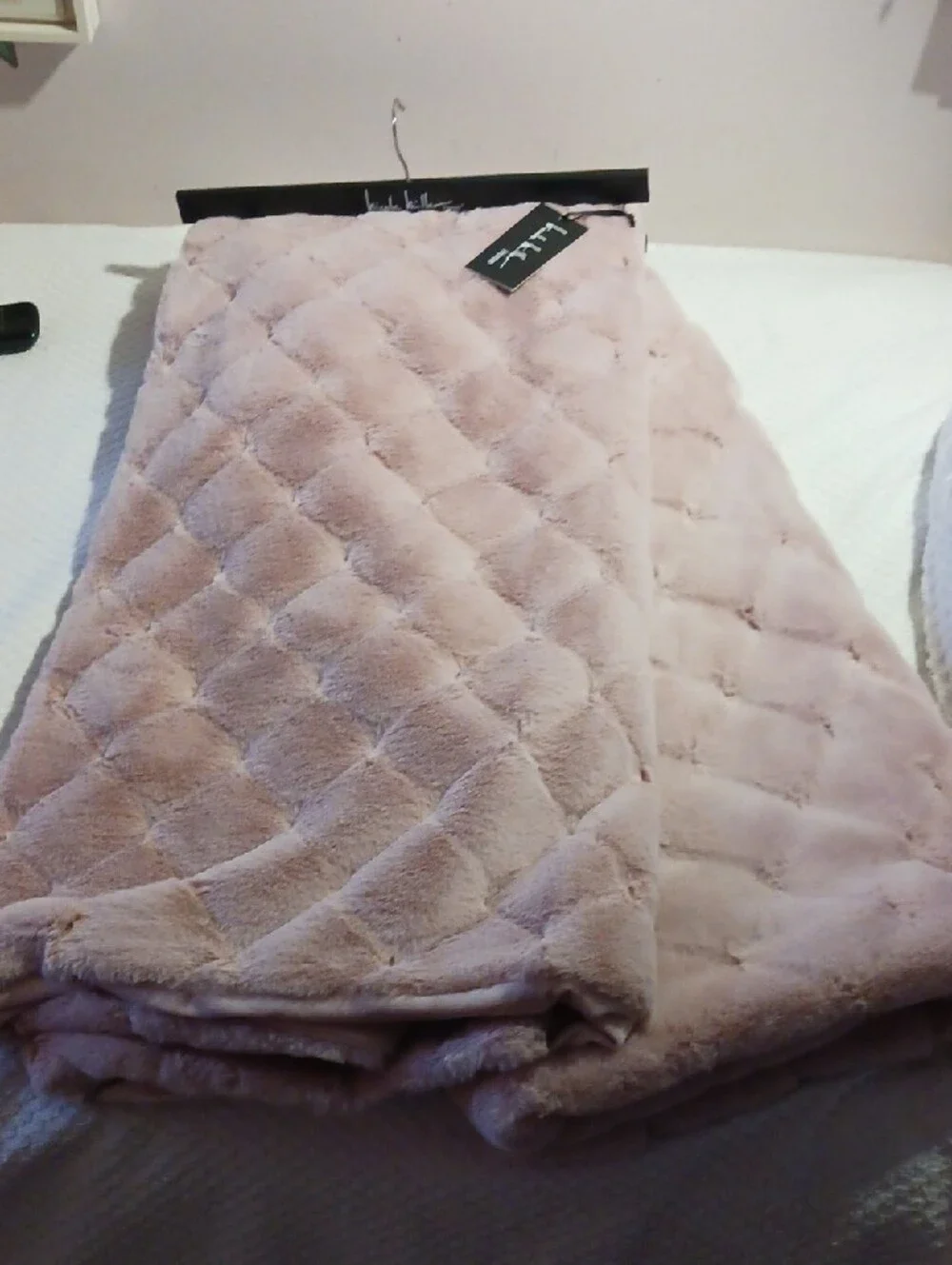 Luxurious! Nicole Miller Blush Pink  Quilted Diamond Design Plush Throw